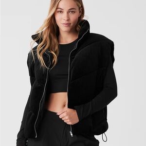 ALO Ribbed Velour Mountain Side Puffer Vest, Medium, Black